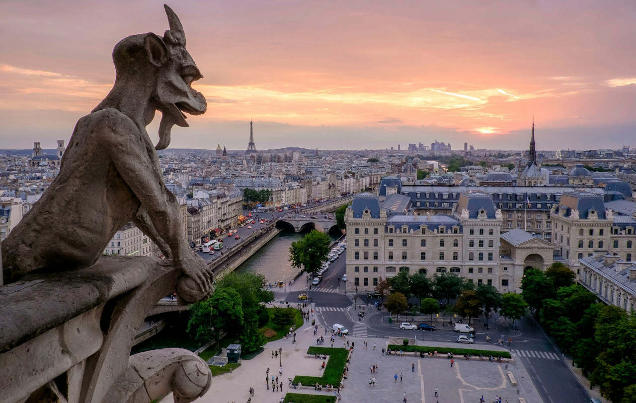 Notre Dame Exterior Tour with English- or Spanish-Speaking Guide & Cathedral Entry – photo 5