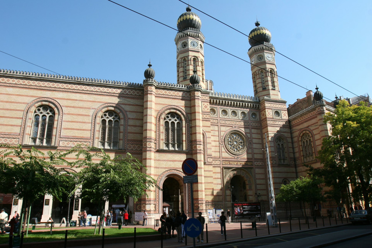 Great Synagogue Ticket + Jewish Quarter Guided Tour – photo 5