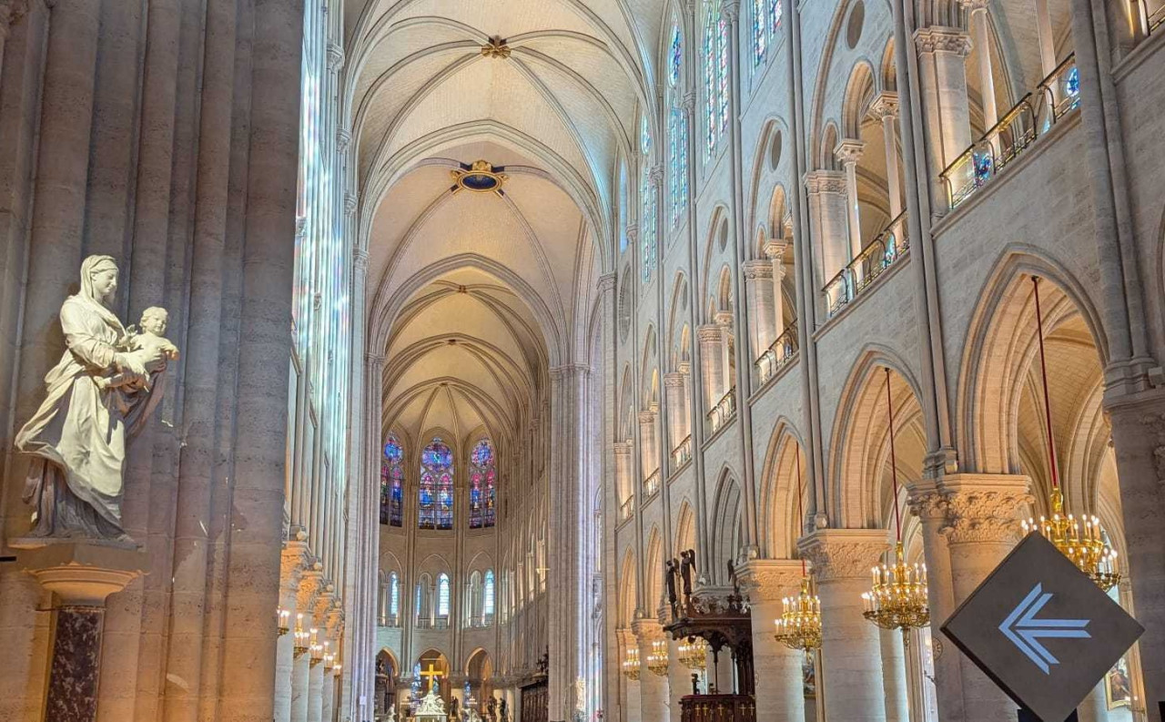 Notre Dame Exterior Tour with English- or Spanish-Speaking Guide & Cathedral Entry – photo 7