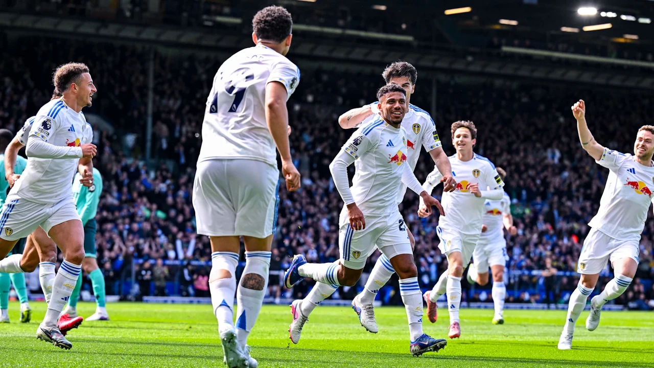 Leeds United FC Premier League Football Match Ticket at Elland Road Stadium – photo 2