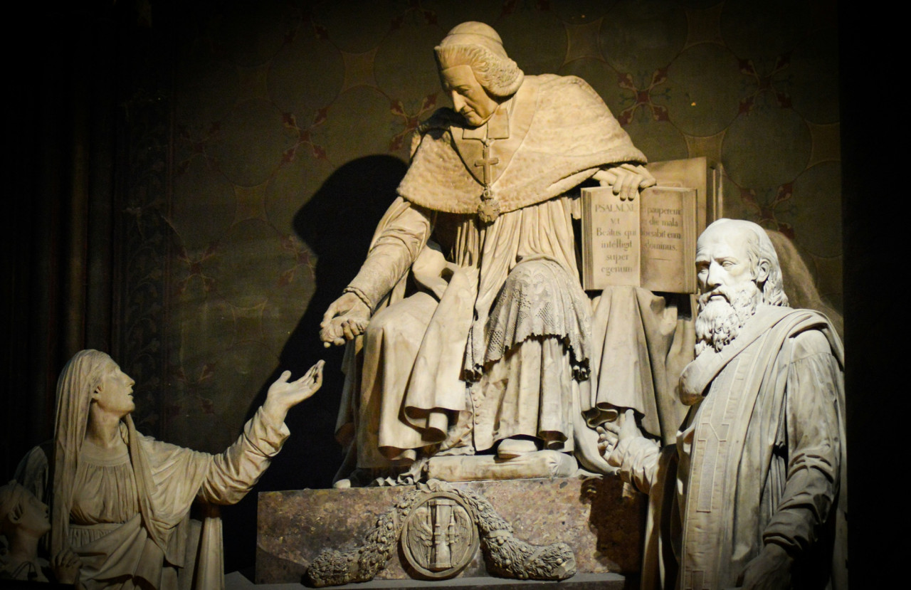 Notre Dame Exterior Tour with English- or Spanish-Speaking Guide & Cathedral Entry – photo 4