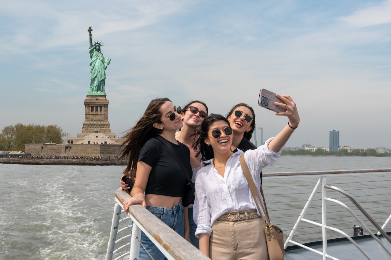 Official Statue of Liberty & Ellis Island Admission Ticket + Roundtrip Ferry by Statue City Cruises – photo 3