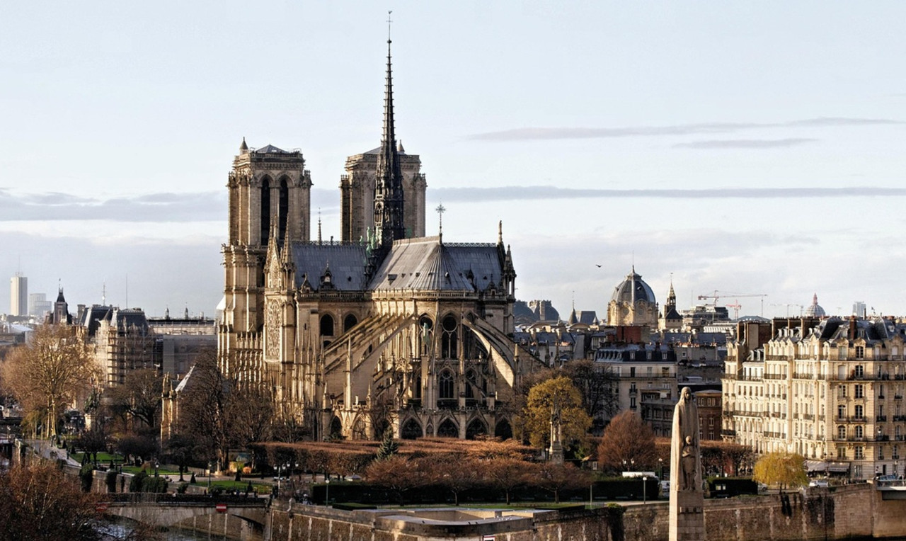 Notre Dame Exterior Tour with English- or Spanish-Speaking Guide & Cathedral Entry – photo 3