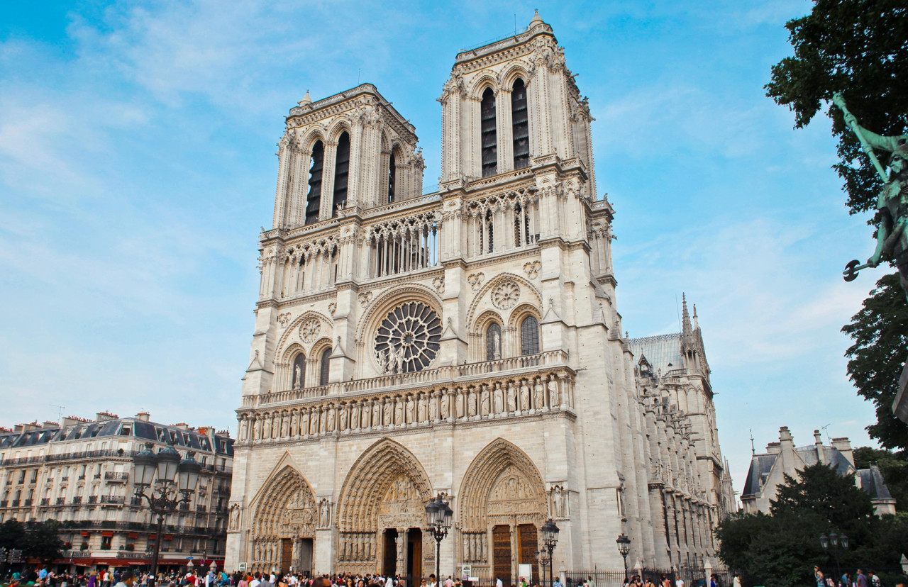 Notre Dame Exterior Tour with English- or Spanish-Speaking Guide & Cathedral Entry – photo 8