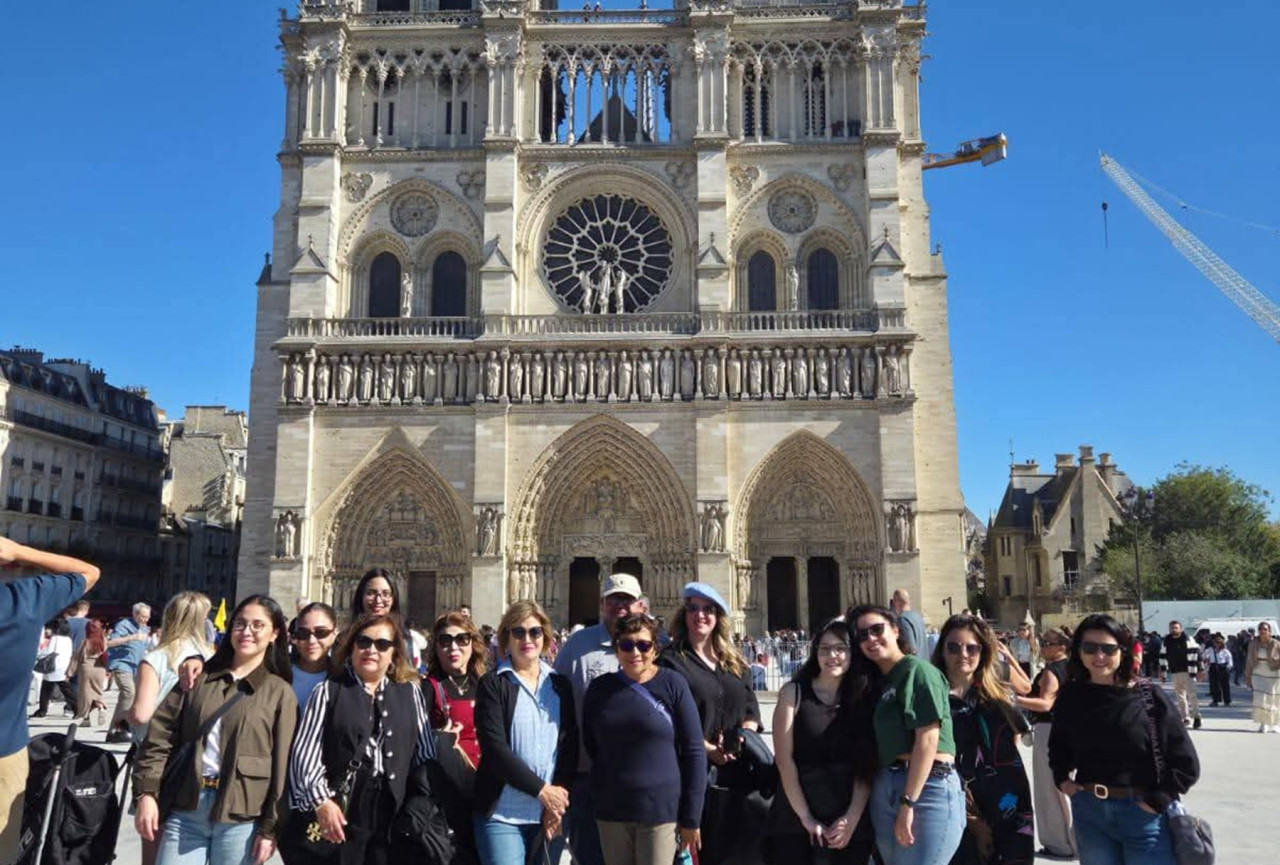 Notre Dame Exterior Tour with English- or Spanish-Speaking Guide & Cathedral Entry – photo 9