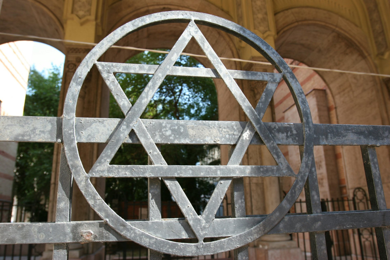 Great Synagogue Ticket + Jewish Quarter Guided Tour – photo 3