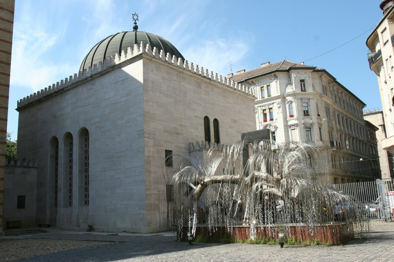 Great Synagogue Ticket + Jewish Quarter Guided Tour – photo 4