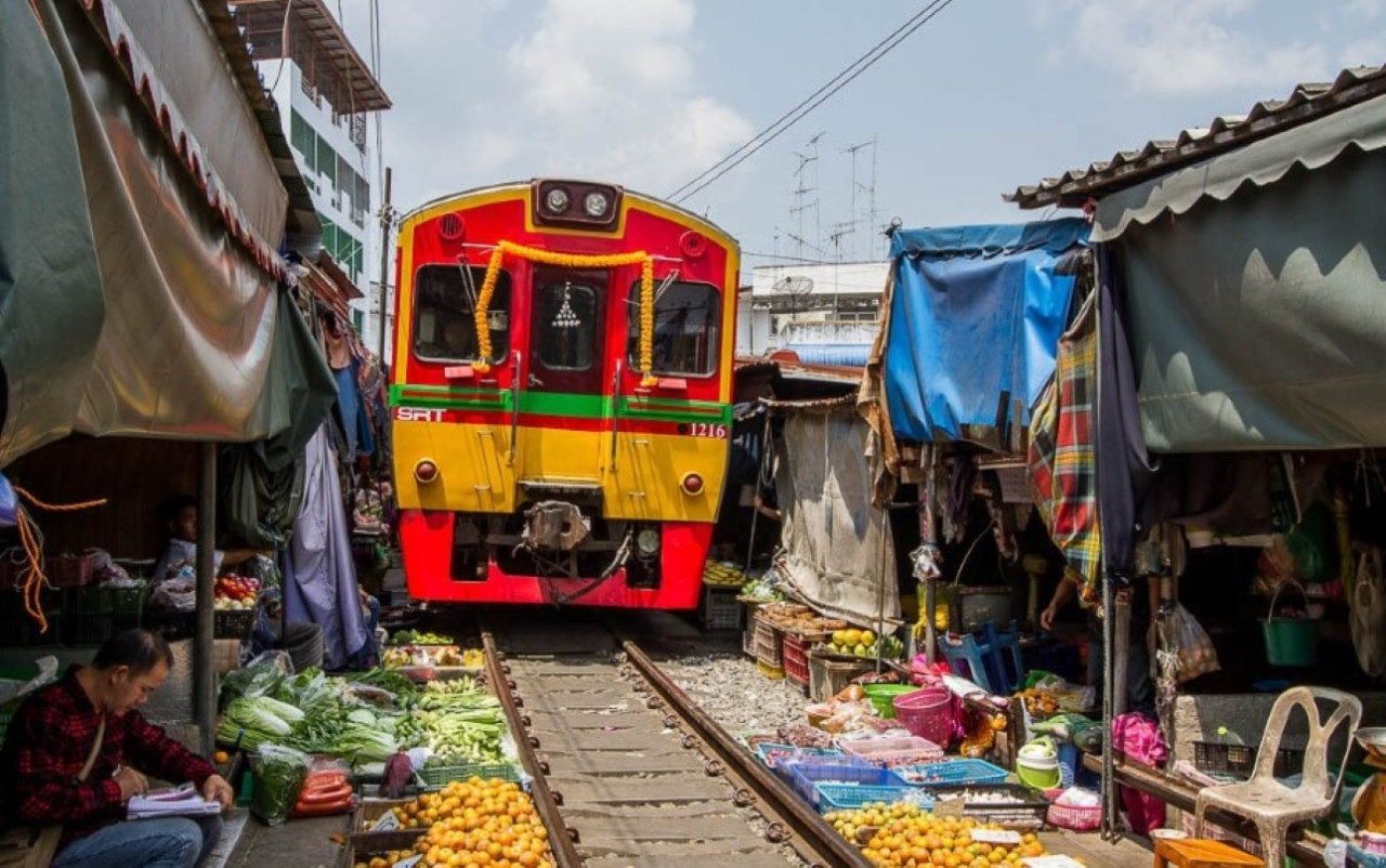매클렁 철길 시장과 담넌 사두억 수상 시장 반나절 개별 투어