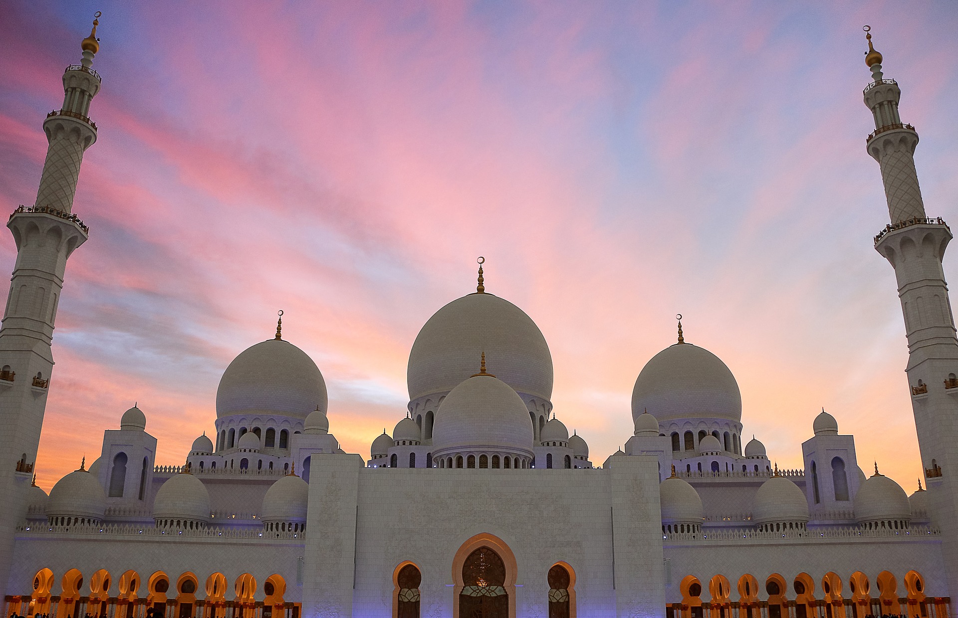 Abu Dhabi Mosque and Warner Bros Tour from Dubai