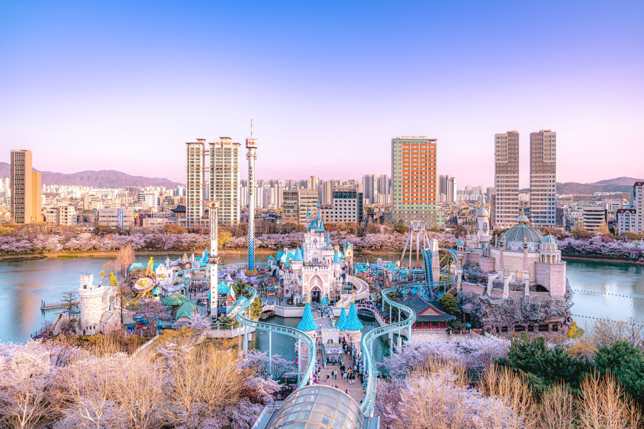 COMBO: Lotte World Adventure Seoul + Lotte World Aquarium + Seoul Sky Observatory Tickets