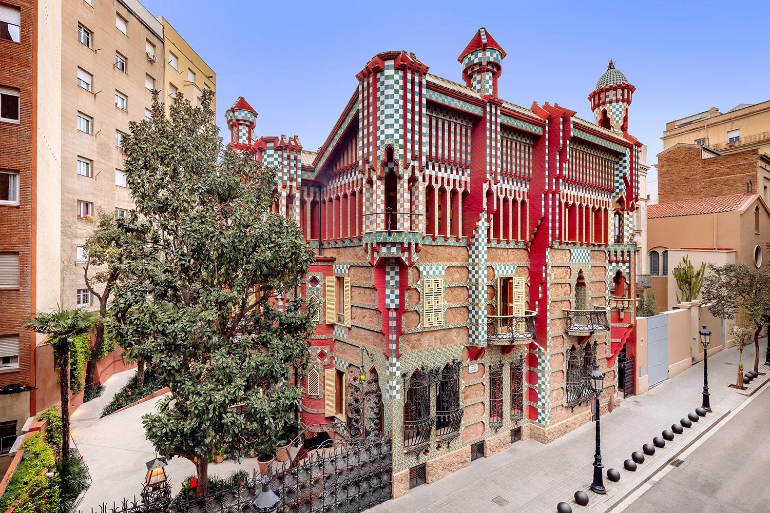 Gaudi Houses: Casa Vicens, Casa Batllo, Casa Mila Guided Tour in English, Mandarin, Korean