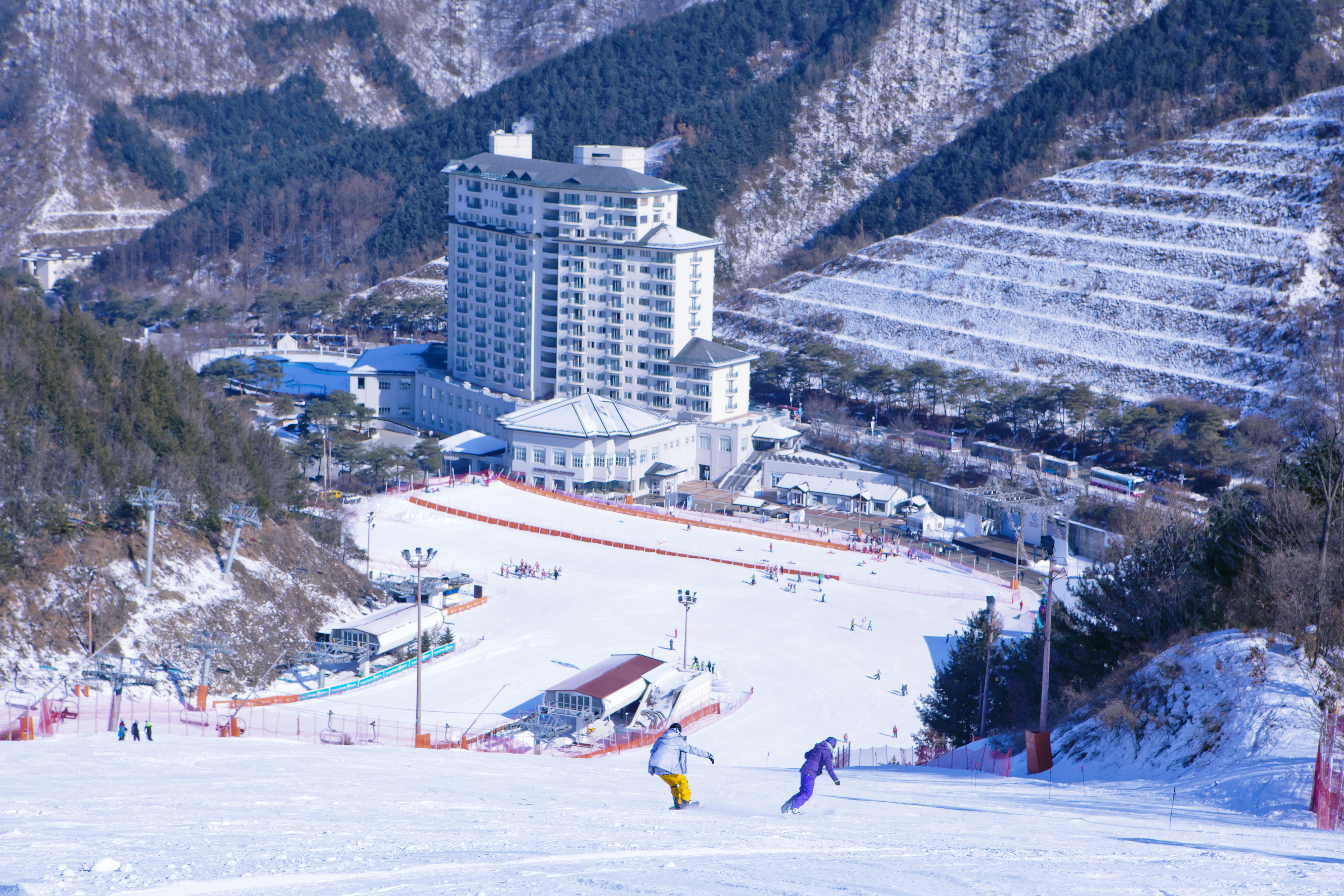 Elysian Gangchon Ski Resort and Eobi Ice Valley Full-Day Tour from Seoul
