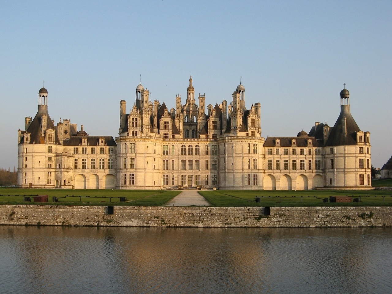 Loire Valley Tour from Paris: Chambord, Chenonceau, and Cheverny Castles