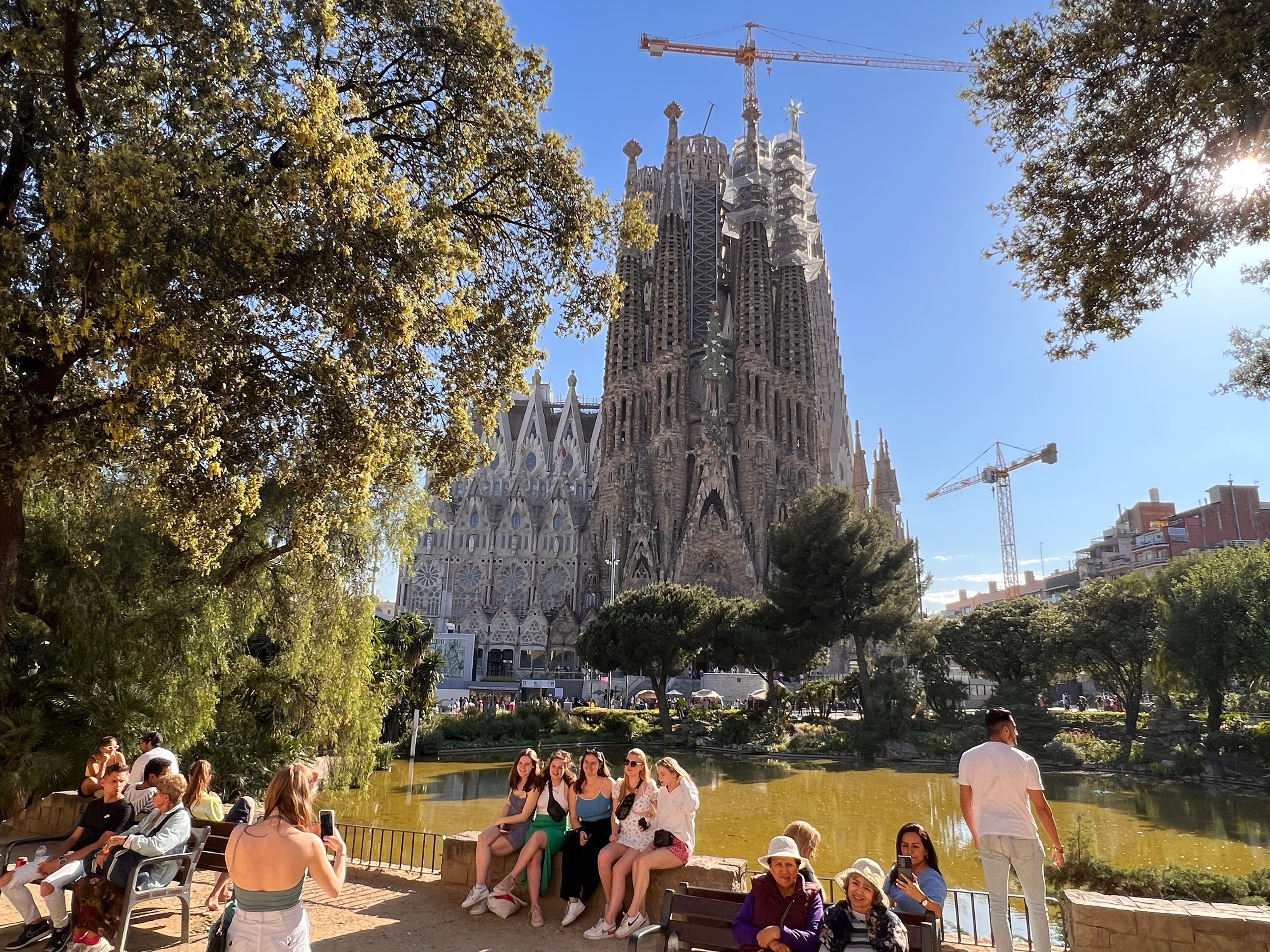 Barcelona Highlights: Sagrada Familia and Gaudi Houses Guided Tour in English, Mandarin, Korean