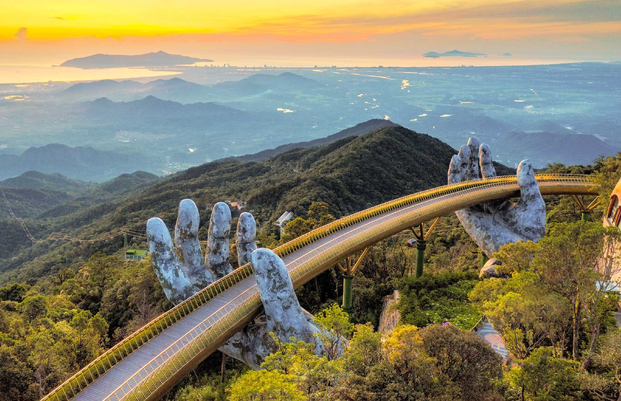 Ba Na Hills and Golden Bridge Full-Day Private Tour from Da Nang with Korean-speaking Guide